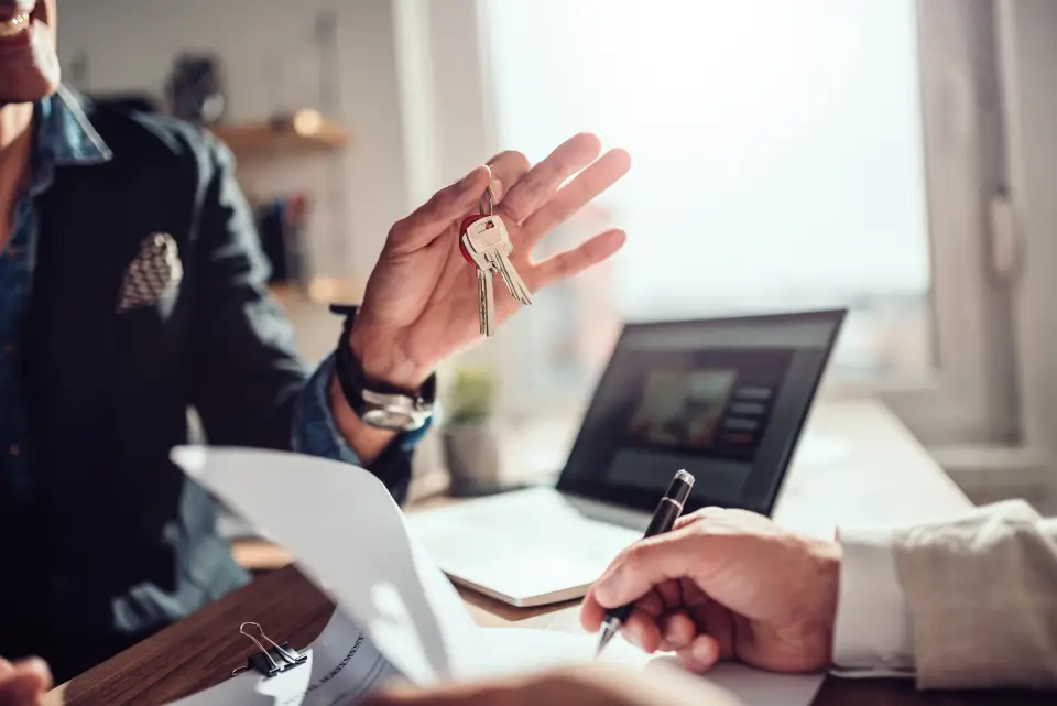 How do realtors make money?